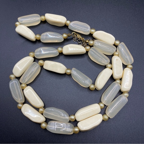 Vintage Beads Lucite Acrylic Cream Chunky Necklace - Picture 2 of 7
